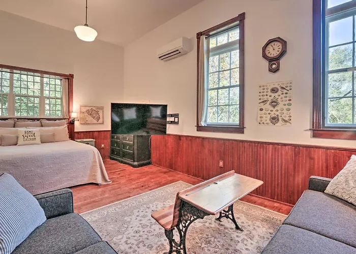 Renovated Wv Schoolhouse: History Buff'S Heaven!